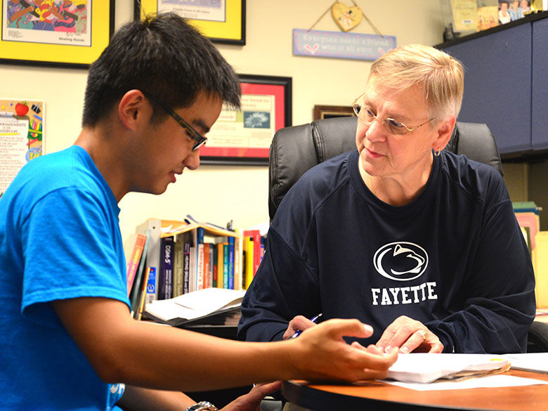 Advisor working with an international student.