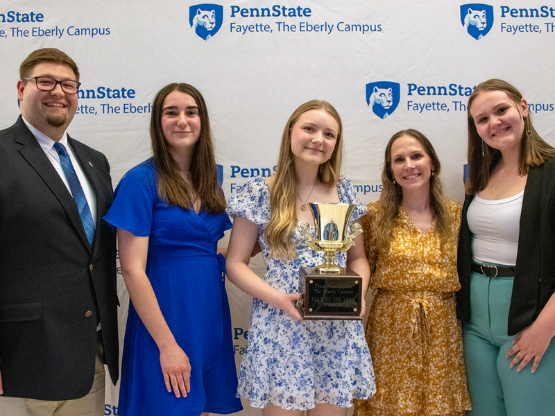 Barry Palowski, Maddie Nicklow, Sophie Machesky, Melissa Robinson, and Noelle Bodenheimer posing with their award.