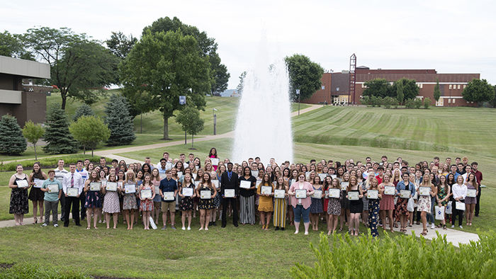 Group photo of the 4.0 Club by the fountain.