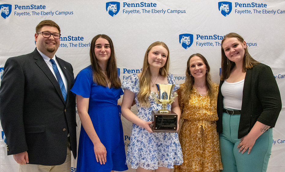 Barry Palowski, Maddie Nicklow, Sophie Machesky, Melissa Robinson, and Noelle Bodenheimer posing with their award.